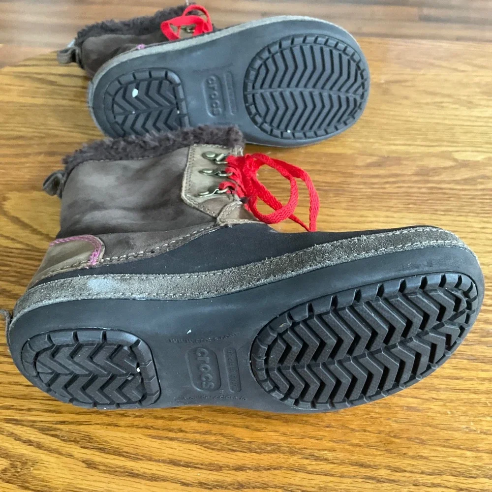 Crocs Winter Boots Women Size 5 Brown Suede Faux Fur‎ Red Laces